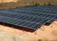 Брошенная на месте конкретная установка земли панели солнечных батарей кучи обрамляет вешалку Q235b